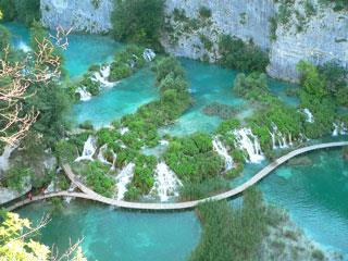 A Plitvice -tavak egyik különlegessége a víz áttetszősége, amely akár a 8 métert is elérheti.