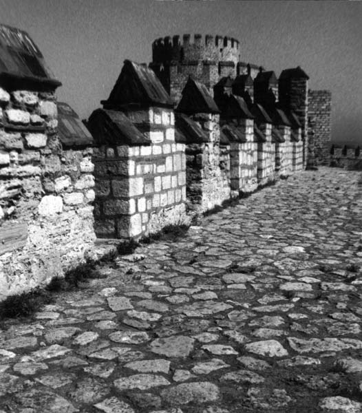 Törökországi levelek I. A megváltó hét torony 87 TUDÁS KREATIVITÁS FEJLESZTÉS MÓSER ZOLTÁN TÖRÖKORSZÁGI FOTÓI ÉS LEVELEI be vagy zárva a Hét Toronyba és már sohasem menekülsz.
