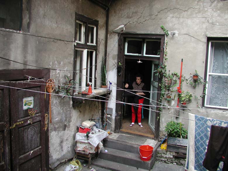 A lebontott épületekben lakók csak a legritkább esetben tudnak a rehabilitációs területen maradni.