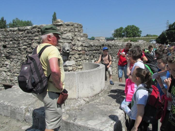 A romkerti séta végig nagyon érdekes volt. Láttunk mészáros házat, kereskedő házát, fürdőket, piacot, kézműves házat udvarral, a két főútvonal találkozásánál a fórumot a nagyszentéllyel, közkutat.