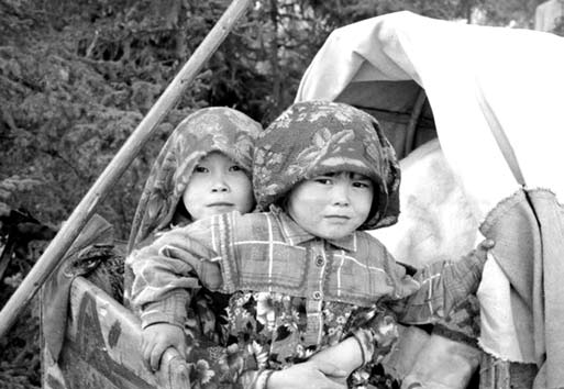 Rénpásztor gyerekek női szánon pai oldalán letelepedett, földművelő kultúra képviselői.
