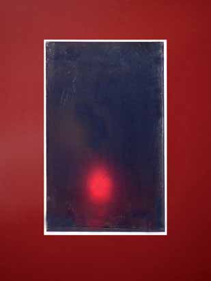 A negyediken a tojás hologramja. Nem fogalmivá vált a világ, látszólagossá. Mintha terek lennének, melybe behatolhatunk, De mindez csak látszat. A világ zárt. A tojásnál valóságosabb a fal.