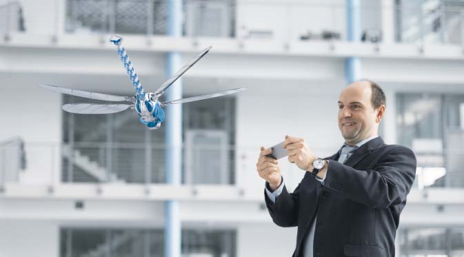 Szabad mozgás: még a legbonyolultabb repülési manőver is egyszerűen és intuitíven végrehajtható Vezérlés okostelefonnal Akárcsak a természetből vett minta, a BionicOpter a kifinomultan megtervezett