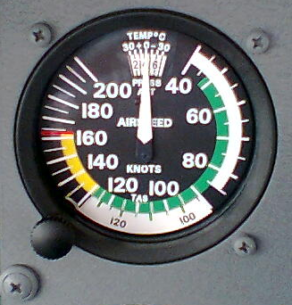 Cessna 172 típuson az alábbi képen látható módon lehet beállítani a légynyomást, ezzel együtt a helyes magasságot: