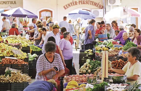 Markets and Fairs Piac és vásár The local market is open on Wednesdays and Sa t ur days and the Monor Pet Fair is held 6 ti mes a year. Monor has had two market-days a week since 1848.