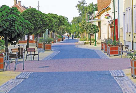 The Renewal of the City Centre Megújuló városközpont an area, paved with decorative paving stones and adorned with flower boxes and benches, numerous bars, restaurants and retail stores await their