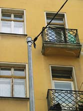 Ez adta az ötletet, hogy számottevő épületgond esetén egyszerűbb egy saját, új tartóoszlop létesítése, amint azt a (8. és 9.) sz. képünk mutatja.