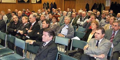 A paksi látogatóközpontban Péntek délután üzemlátogatáson ismerkedett az erőművel a közel száz - zömében villamos - szakember.