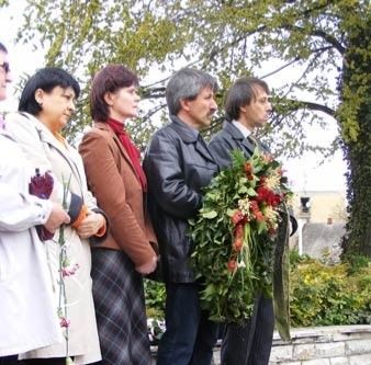 Az elmúlt években sokunknak találkoztak az útjai: munkahelyen, családban, iskolában, hivatalban, orvosi rendelőben vagy éppen e gimnázium falai között, hisz vannak köztünk kollégák, házastársak,