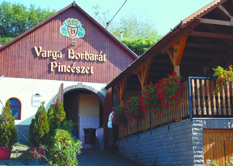 Heves megyében Egertôl 5 km-re fekvô Egerszalókon kezdtük a falusi turizmus kínálatának bemutatását, amely 2000 lelket számláló dinamikusan fejlôdô kis község a Mátra és Bükk hegység között a Laskó