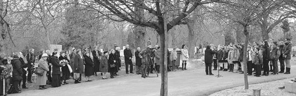 32 Emlékezés Kodály Zoltán halálának évfordulóján 2012 március 6-án a Farkasréti temetőben Nem hal meg az, ki milliókra költi / Dús élte kincsét, mindnyájan valljuk Arany János gondolatait akik itt
