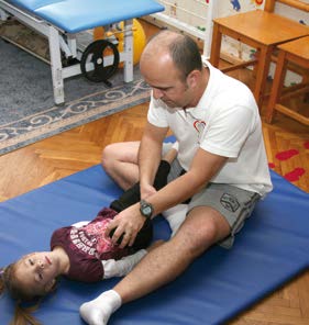 16 Hogyan gyógyítunk a gyermekrehabilitációban? A gyermek fejlődését főleg két tényező határozza meg: milyen öröklött tulajdonságai vannak, és milyen környezetben érvényesülhetnek ezek a jellemzők.