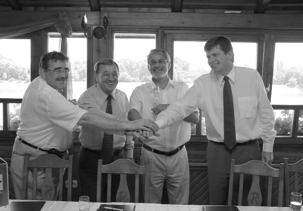 2006. JÚNIUS KRÓNIKA Újabb vasúti szerzõdés Dr. Fullér István, dr. Józan Tibor, Franz Böni és Kozák Tamás Háromoldalú együttmûködési megállapodást írtak alá 2006.