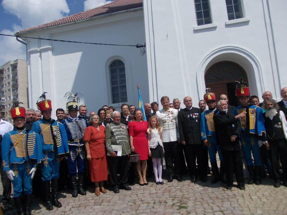 2013. évi (I. évfolyam) IV. szám (Június hó) Vitézavatás Erdélyben A Főkapitány Úr beszéde Nemzetes Magyar Gyülekezet! Meghatottan állok itt Erdélyben és örülök, hogy újra köztetek lehetek.