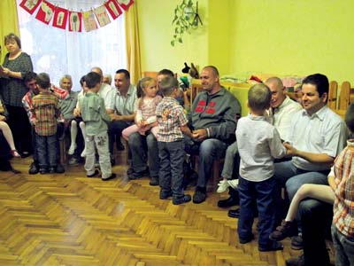 Apák napja a Napsugár Óvodában A Napsugár Óvoda Méhecske csoportja ebben az évben is köszöntötte az édesapákat. Az édesanyák mellett ők is megérdemlik a köszöntő szavakat.