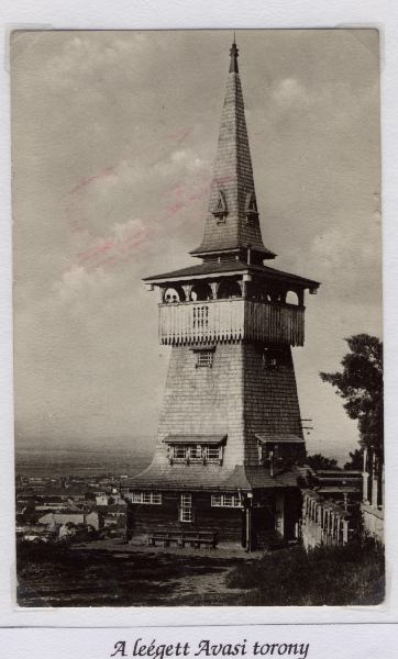 116 A Rákóczi-ünnep jelképét, az Avas tetején ácsolt Rákóczi-tornyot 1907. július 15-én lebontották ugyan, de az ideiglenes építmény, amelyről több képeslap is készült (7 8.