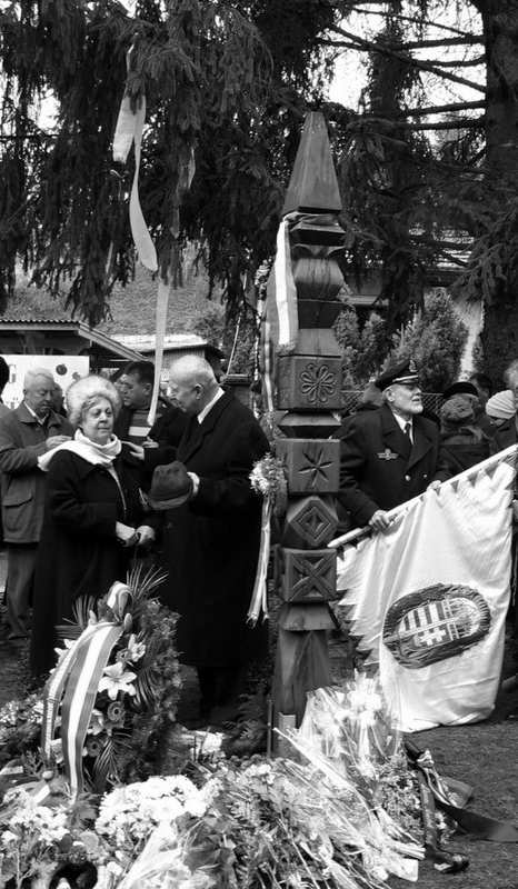 4 Zebegény És mégis érdemes volt élni Amikor most 8-án a kopjafánál körültekintettem a mosolygó és könnyezõ szemek között, 50-60 éve nem látott barátaimat fedeztem fel kik ifjúkori életem szerves