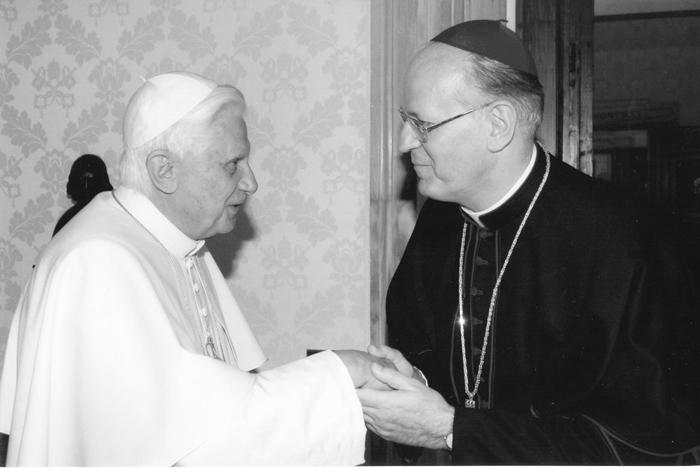 6 Elköszönés XVI. Benedek emeritus (nyugalmazott) pápától Egyszerű zarándok vagyok földi életem utolsó szakaszában 2013. február 28-án este 8 órakor véget ért XVI.