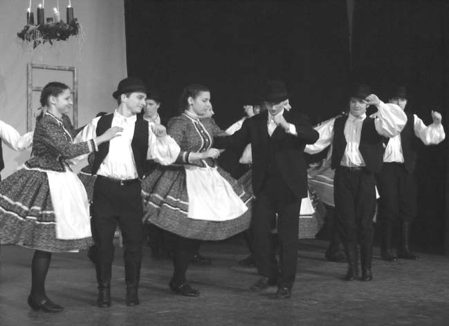 A rendezvényen közreműködik a Lorántffy Zsuzsanna Kamarakórus. A folytatásban a Szabadkai Népszínház Társulatának előadását, az Adieu Bandit tekintheti meg a közönség, Mezei Zoltán rendezésében.