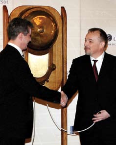 10 text by: Judit Kónya / photos: MOL, Zoltán Sárosi The climb to Regional Ascendancy MOL celebrates ten years on the Stock Exchange A lot has changed in Central & Eastern Europe over the last ten