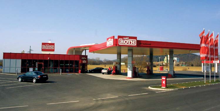 SumUp Winter / Tél / 2005 2006 13 With the acquision of Roth Heinzölle, MOL Group entered both wholesale retail market in Austria A Roth Heinzhölle vállalat megvásárlásával a MOL-csoport belépett a