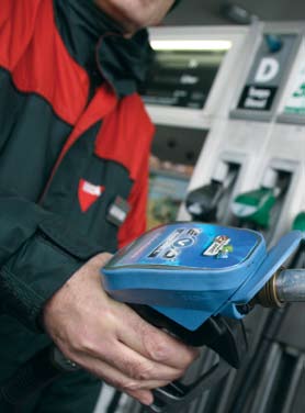 32 text by: Botond Andacs / photo: Csaba Dömötör Full Speed Events speeded up recently at MOL s Romanian subsidiary. Former Shell filling stations have been fully integrated into the MOL network.
