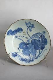 15. Ívelt peremű tál, ezüstözött peremmel, lótuszvirágos mintával Kék-fehér porcelán Talpán kobalt jelzet (neifu), a tálon vésett írásjegy Kína, 19. század 2.