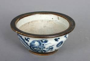 Palackváza shou írásjegyes dísszel Kék-fehér porcelán, ezüstözött, felhőfejes nyakvég Talpperem csorbult, tengeri lerakódás? Kína, Jingdezhen, 19.