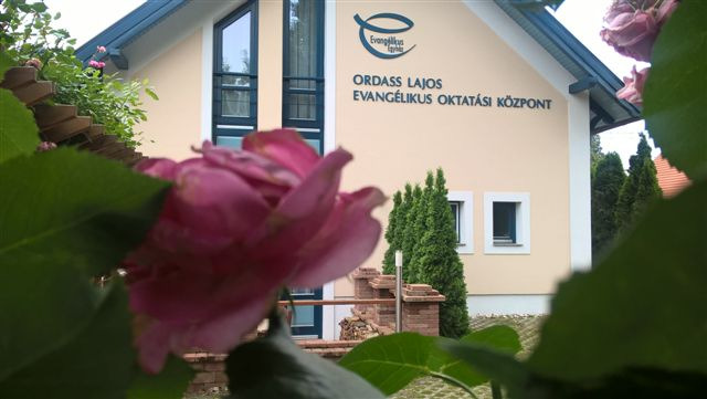 Példaként említette a professzor, hogy a keresztyén hagyományú nyolcvanmilliós Németországban, a lakosság töredéke, mintegy nyolcvanezer ember határozza meg a párkapcsolatokkal, a családdal