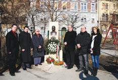 A megemlékezésen részt vett a mártírhalált halt Bauer Sándor nagybátyja, a szobrot adományozó Vácz Gyula is. Február 21-én lett volna 61 éves. De már 44 éve halott.