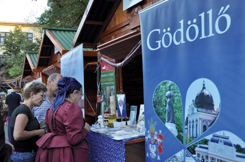 civil kapcsolatokat fejlesztik, erősítik. Ezt követően megtekintették a Gödöllő a város, aminek szíve van című imázsfilmet, ami nagy tetszést aratott.