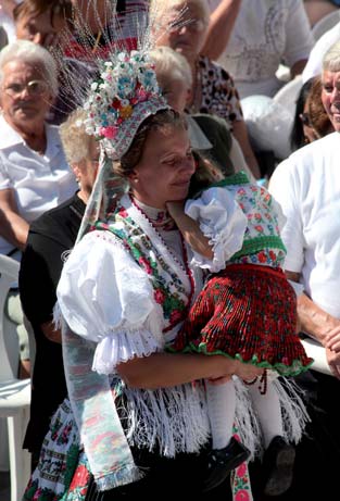 A több ezer hívő előtt tartott szentmise kezdetén Beer Miklós köszöntötte magyar majd latin nyelven a Szentszék diplomáciai képviselőjét, s kérte fel a szentmise bemutatására.