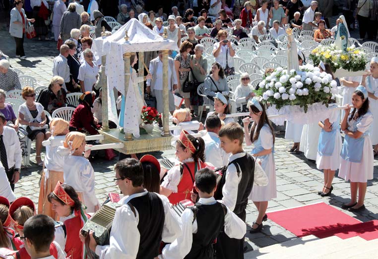 Már sokszor megtapasztaltam ugyanis Magyarországon, hogy a magyar nép mennyire szereti Szűz Máriát, hiszen az ország tele van Mária kegyhelyekkel. Személyes élményéről is beszélt a hívőknek.