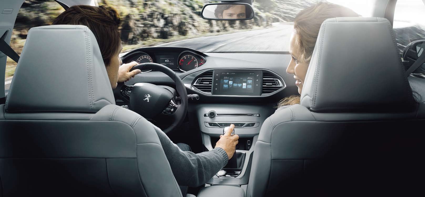 VEZETÉST SEGÍTŐ BERENDEZÉSEK A Driver Assistance Pack három funkcióval rendelkezik, mely az autó elejében elhelyezett radar segítségével működik: A távolságtartó tempomat egy kiegészítő sebesség- és