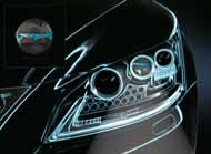 Mérnökeink továbbfejlesztették a Lexus jellegzetes háromosztatú fényszórókialakítását: a tompított fényt a távfény fölött elhelyezve dinamikusabbá