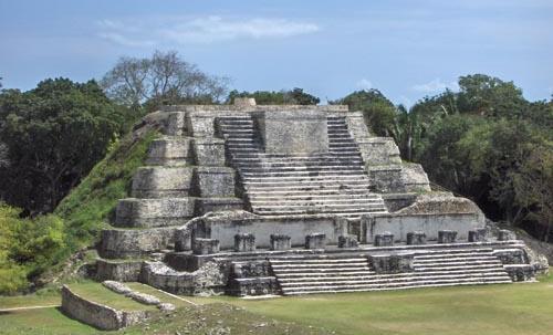 Az Uxmal közepén magasodó építmény vallási és mágikus szempontból egyaránt fontos volt, és az akkor