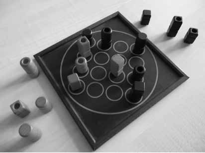 A játékot az nyeri, akinek el sőként sikerül egy négyes sort kiraknia vízszinte sen, függőlegesen vagy átlósan, síkban vagy térben. A négy figura vonalba került, a világos nyert.