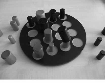 48 K. Nagy Emese Gobblet A játékról Ezt a 21. századi, két személy által játszható játékot Thierry Denoual alkotta meg. A játék megjelenésében nagyon hasonló a Quartóhoz.
