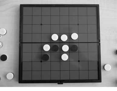 A korongok felét fekete színnel felfelé az egyik, felét fehér színnel felfelé a másik játékos játssza.