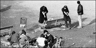 78 NYÍLT SZÍNI DROGHASZNÁLAT ÉS BELÖVŐSZOBÁK BUDAPESTEN A zürichi tűpark (1992): a nyílt színi droghasználat legalizálása nem vezetett eredményre, sőt, fokozta az injekciós droghasználat