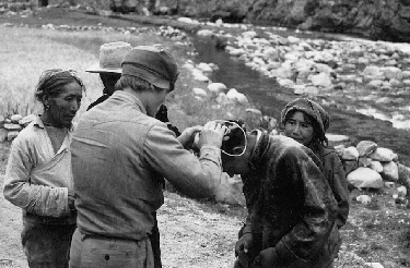 256 minden határon túl abb és legfiatalabb lánchegyeivel. A 60 millió éves korkülönbség nagyon szembetûnõ, és az ember hetekig, egy tisztán látható vonal mentén utazik ezen a tájon.