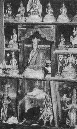 261 TITKOS UTAZÁS KELET-TIBETBEN Shamarpa, Vörös Bölcsesség és Fekete Kabát képei most gyakrabban láthatók itt, mint a kínaiak bejövetele elõtti idõben.