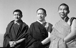67 szárazföldön indiába és nepálba A Korona szertartások által Karmapa naponta átadta a közvetlen megvilágosodás tapasztalatát. Tanításokat kaptunk tõle, megadta a bodhi- szattva-ígéretet, majd a 2.