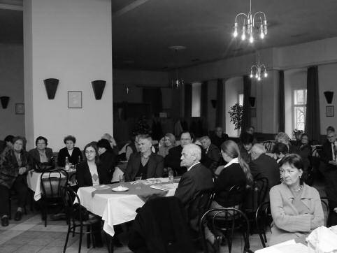 K O N F E R E N C I A A konferencia résztvevõi az elnöki zárszót hallgatják ményeket és a további teendõket, s a két halmaz közti kapcsolatra is rámutattak.