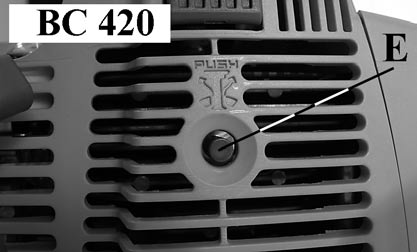 Varmista, että terä pyörii vapaasti. krūmgriezi uz zemes stabilā pozīcijā. Pārbaudiet, vai disks ir a fűszegélynyírót a talajon stabil pozícióba.