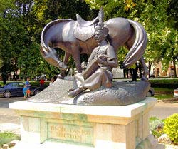 Tinódi Lantos Sebestyén szobra Dombóváron A tudósító jellegű históriás énekek mellett népszerűek voltak a régmúltból vett történeteket feldolgozó történelmi, néhol regényes históriák.