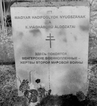 HOVA TÛNT A SOK VIRÁG A magyar hadifoglyok új emlékmûve Permben Havasi János felhívta figyelmünket a mögötte lévõ, vaskerítéssel elkülönített kisebb sírkertre, amelyben érdekes és ritka kivételként a