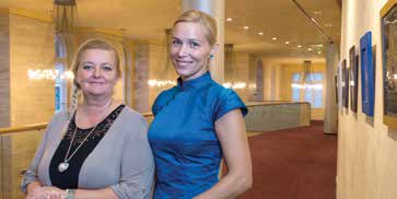 A színház rendezőasszisztense, Németh Mariann, azaz Mary új oldaláról is bemutatkozik a nagyközönségnek, hiszen a kiállított tárgyak egy része az ő keze munkáját dicsérik.