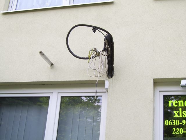 A homlokzati gépészeti berendezések, reklámfeliratok elektromos vezetékeinek a hőszigetelő rendszeren történő átvezetése is aggodalomra adhat