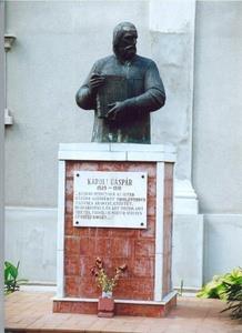 Nagykároly, városnéző séta: Károlyi-kastély Petőfi szobor Szarvas